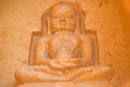 Mahavir Swami Idol en el templo de Lodurva Jain en Jaisalmer, Rajasthan, India