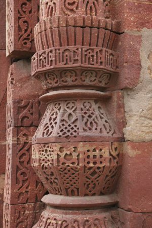 Säulendetails in Qutb Minar Komplex gebaut 1311 der rote Sandsteinturm, indo-muslimische Kunst, Sultanat Delhi, Delhi, Indien UNESCO-Welterbe