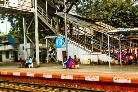 Téléchargez les photos : Overbridge on platform, Rajgangpur Railway Station, Sundergarh, Orissa, Inde, Asie - en image libre de droit