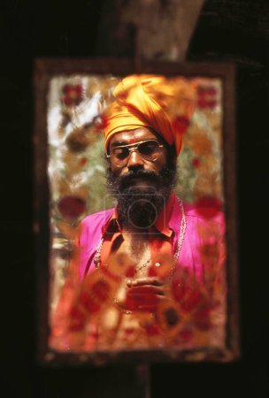 Téléchargez les photos : Sadhu reflété dans le miroir, Inde - en image libre de droit