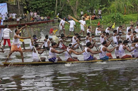 Téléchargez les photos : Snake boats Course sur le lac Punnamada à Alleppey Kerala Inde - en image libre de droit