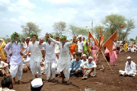 Téléchargez les photos : Foule de gens profitant de Dindi au festival Ekadashi à Pandharpur, Solapur, Maharashtra, Inde - en image libre de droit