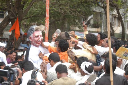 Foto de Gran número de miembros Shiv Sainiks del partido político Shiv Sena se reunieron y golpearon la estatua del ministro del Congreso de la Unión Mani Shanker Aiyar en Shivaji Park; Dadar, Bombay Mumbai, Maharashtra, India - Imagen libre de derechos