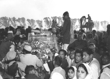 Foto de Mahatma Gandhis segundo hijo menor Ramdas aligera la pira funeraria, 31 de enero 1948 - Imagen libre de derechos