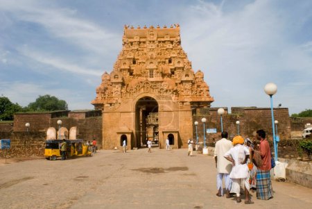 Foto de Torre de entrada o Gopuram del templo de Brihadeshwara también llamado templo grande construido en el décimo siglo AD Por Raja Raja Chola Dedicado al señor Shiva en Thanjavur; Tamil Nadu; India - Imagen libre de derechos