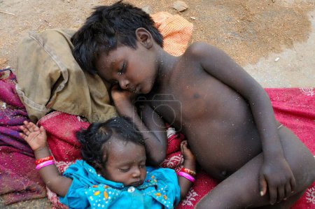 Téléchargez les photos : Enfants dormant dans la rue à Ramsera, Jaisalmer, Rajasthan, Inde - en image libre de droit