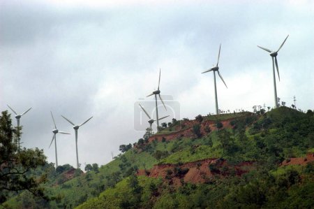 Téléchargez les photos : Fermes éoliennes à Chitradurg ; 250 km de Bangalore ; Karnataka ; Inde - en image libre de droit