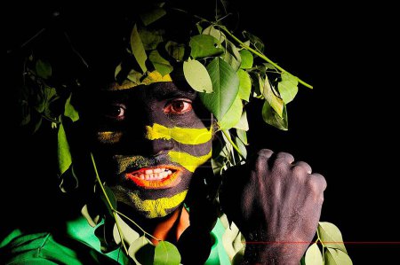 Foto de Hombre pintado en traje tribal - Imagen libre de derechos