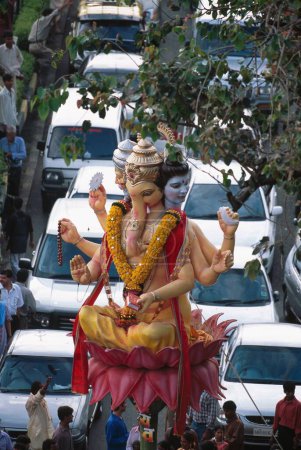 Téléchargez les photos : Idole de seigneur ganesh (dieu tête d'éléphant) ; Festival Ganesh ganpati ; Bombay Mumbai ; Maharashtra ; Inde - en image libre de droit
