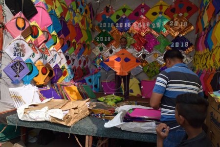Téléchargez les photos : Boutique de cerfs-volants, Festival de cerfs-volants, Surat, Gujarat, Inde, Asie - en image libre de droit