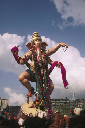 Téléchargez les photos : Idole de seigneur ganesh (dieu tête d'éléphant) ; Festival Ganesh ganpati ; Bombay Mumbai ; Maharashtra ; Inde - en image libre de droit