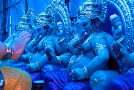 Foto de Señor Ganesh ganpati elefante cabeza dios bendición postura en taller - Imagen libre de derechos