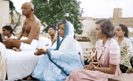 Téléchargez les photos : Mahatma Gandhi lors d'une réunion de prière, colonie de Bhangi, Delhi, Inde, Asie, 10 juillet 1947 - en image libre de droit