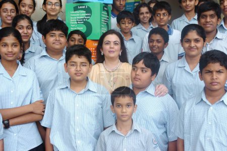 Téléchargez les photos : Nita Ambani avec son fils et les élèves de l'école internationale Dhirubhai Ambani au complexe Bandra Kurla, Bombay Mumbai, Maharashtra, Inde - en image libre de droit