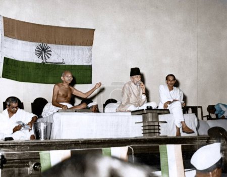 Téléchargez les photos : Mahatma Gandhi avec Maulana Abul kalam Azad, Acharya Kripalani, Mumbai, Inde, Asie, 6 juillet 1946 - en image libre de droit