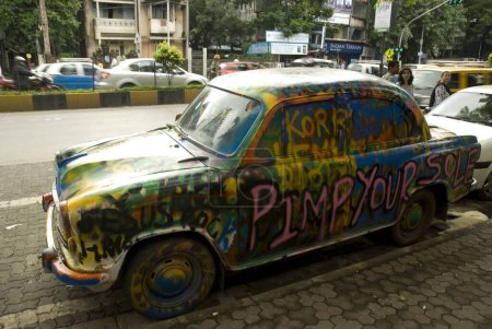 Foto de Coche embajador pintado multicolor en Linking Road Khar Mumbai Maharashtra India - Imagen libre de derechos