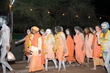 Téléchargez les photos : Naga sadhvis et sadhu vont prendre trempette sainte, kumbh mela, madhya pradesh, Inde, Asie - en image libre de droit