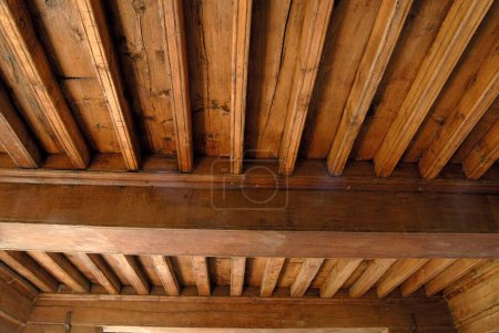 Téléchargez les photos : Plafond en bois au premier étage de l'entrée de Shaniwarwada à Pune ; Maharashtra ; Inde - en image libre de droit
