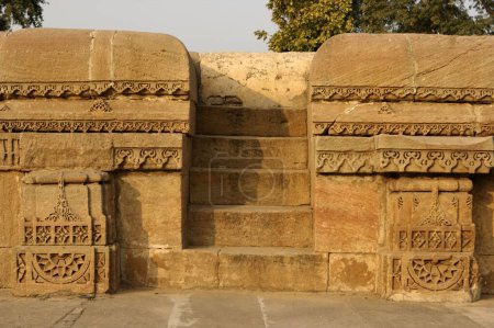 Pasos en los paneles tallados en las paredes de Adalaj Vava paso bien construido por la reina Rudabai Patrimonio sitio; Ahmedabad; Gujarat; India