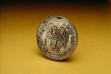 Téléchargez les photos : Silver coin of Ram and Laxman , India - en image libre de droit
