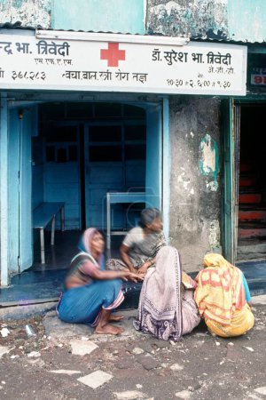 Téléchargez les photos : Femmes attendant à l'extérieur de la clinique du médecin dans le bidonville, Mumbai, Maharashtra, Inde, Asie - en image libre de droit
