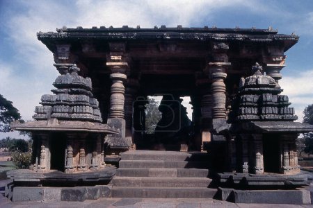 Templo lateral del templo de Hoysaleswara en Halebid, Karnataka, India, Asia