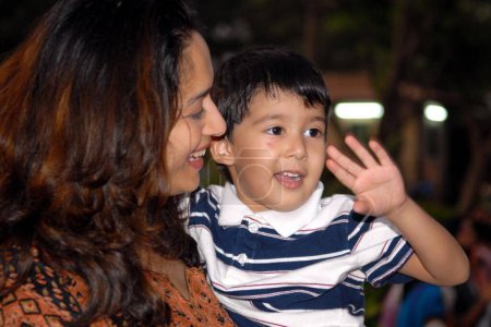 Téléchargez les photos : Inde L'actrice Madhuri Dixit Nene avec son fils, Mumbai Maharashtra, Inde, Asie - en image libre de droit