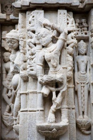 Skulpturen des Musikers, der Mridangum in Tanzpose spielt; 2000 Jahre alter Adinath Jain Tempel; Dorf Delwada; Udaipur; Rajasthan; Indien