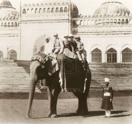 Téléchargez les photos : Contes simples le tombeau de ses ancêtres cavalier éléphant, Inde - en image libre de droit