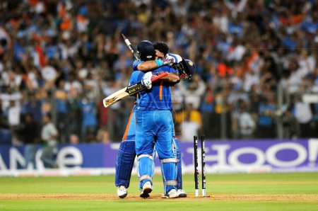 Téléchargez les photos : Le capitaine de cricket indien Mahendra Singh Dhoni R et son coéquipier Yuvraj Singh célèbrent après avoir battu le Sri Lanka lors du match final de la Coupe du monde de cricket 2011 de l'ICC au stade Wankhede à Mumbai le 2 avril 2011. - en image libre de droit
