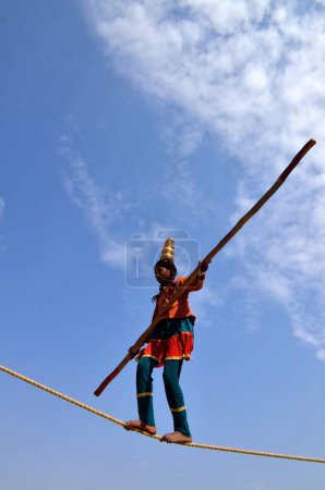 Téléchargez les photos : Jeune fille exécutant acrobate de corde Rajasthan Inde Asie - en image libre de droit