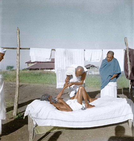 Foto de Mahatma Gandhi cuidando leproso paciente, Satyagraha Ashram, Wardha, Maharashtra, India, Asia, 1940 - Imagen libre de derechos