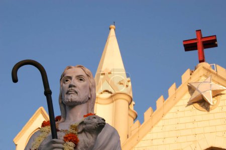 Téléchargez les photos : Cathédrale Saint-Patrick avec croix rouge et étoile sur le dessus et statue de Jésus avec agneau et bâton ; Pune ; Maharashtra ; Inde - en image libre de droit