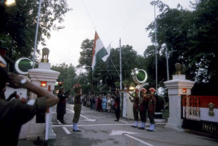 Téléchargez les photos : Cérémonie d'abaissement du drapeau, frontière entre l'Inde et le Pakistan - en image libre de droit