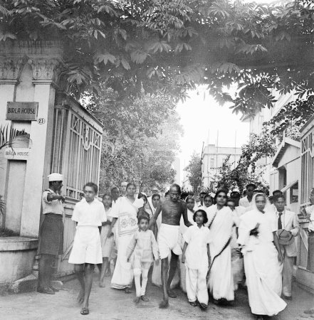 Téléchargez les photos : Mahatma Gandhi, accompagné d'autres personnes, en route pour une réunion de prière de Birla House à Rungta House, Mumbai, 1945 Manibehn Patel, Inde - en image libre de droit