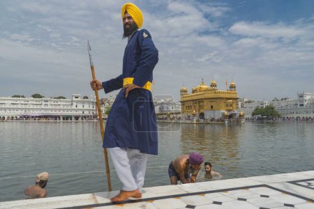 Téléchargez les photos : Gardien de sécurité volontaire au temple d'or, amritsar, punjab, Inde, Asie - en image libre de droit