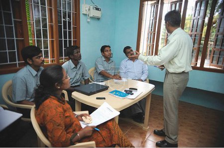 Foto de Voluntarios de ngo kshtriya gramin servicios financieros por la fundación IFMR, India - Imagen libre de derechos