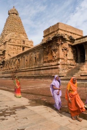Foto de Devotos caminando en el complejo del templo de Brihadeshwara también llamado templo grande construido en el décimo siglo AD Por Raja Raja Chola Dedicado al señor Shiva en Thanjavur; Tamil Nadu; India - Imagen libre de derechos