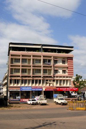 Téléchargez les photos : Structure moderne avec magasins dans le cercle animé de Moodabidri, Dakshina Kannada District, Karnataka, Inde - en image libre de droit