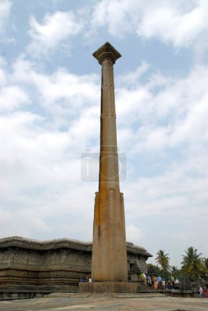 Téléchargez les photos : Une tour devant le temple Channakesava Vishnu ; Belur ; district Hassan ; Karnataka ; Inde - en image libre de droit