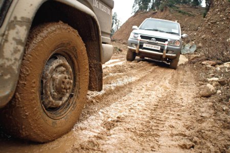 Téléchargez les photos : Véhicule sur route moghole boueuse sous construction ; Jammu-et-Cachemire ; Inde 8-avril-2008 - en image libre de droit