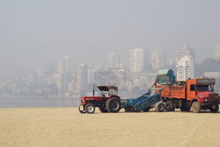 Foto de Conducción limpia en la playa por BMC en Girgaon chowpatty; Bombay ahora Mumbai; Maharashtra; India - Imagen libre de derechos