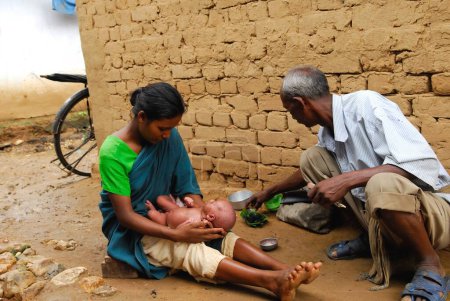 Foto de Ho tribus madre con bebé y barbero, Chakradharpur, Jharkhand, India - Imagen libre de derechos