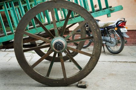 Téléchargez les photos : Roue du chariot à boeufs Nandur, Marathwada, Maharashtra, Inde - en image libre de droit