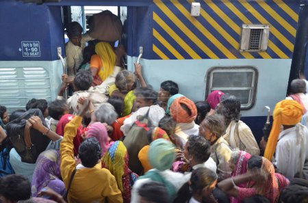 Téléchargez les photos : Peuples essayant d'embarquer en entraîneur de train à Jodhpur Rajasthan Inde Asie - en image libre de droit