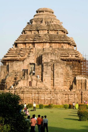 Téléchargez les photos : Salon des visiteurs devant un temple de pierre au complexe du temple Sun à Konarak ; Orissa ; Inde site du patrimoine mondial - en image libre de droit