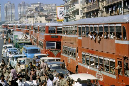 Téléchargez les photos : Véhicules automobiles Automobiles et autobus, circulation, Inde - en image libre de droit