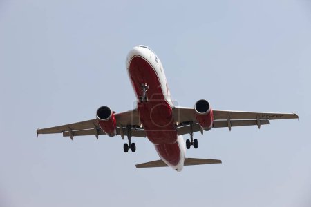 Foto de Avión despegando en el aeropuerto de Mumbai - Imagen libre de derechos