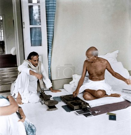 Foto de Mahatma Gandhi discutiendo con Acharya Kripalani, Mumbai, Maharashtra, India, Asia, 21 de junio de 1945 - Imagen libre de derechos