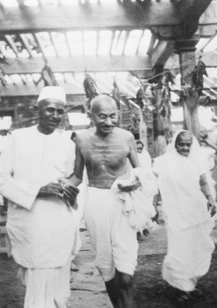 Téléchargez les photos : Mahatma Gandhi, Kasturba Gandhi et d'autres dans la maison de M. Chhitabhai Patel à Bardoli, 1939, Inde - en image libre de droit